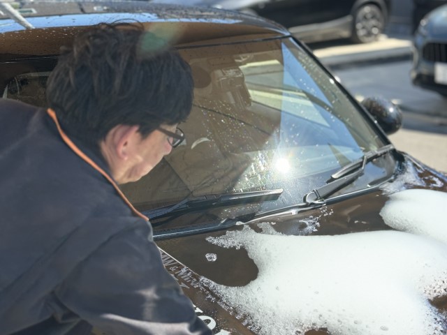 洗車をしている男性